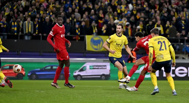 Jarell Quansah of Liverpool shoots on the turn in between two Union Saint-Gilloise defenders