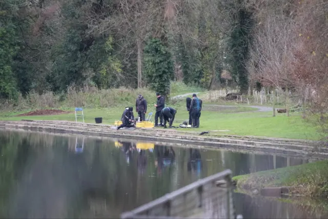 Diving teams on the riverbank