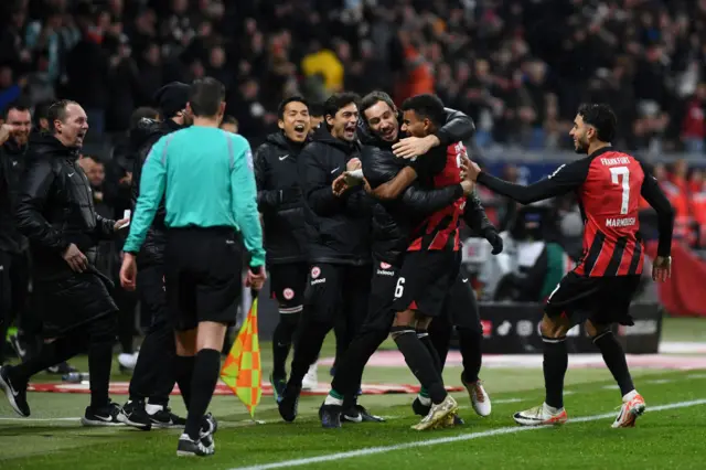 Eintracht celebrate v Bayern