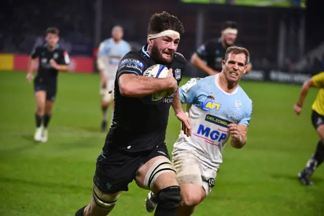 Glasgow Warriors' Ally Miller scores a try