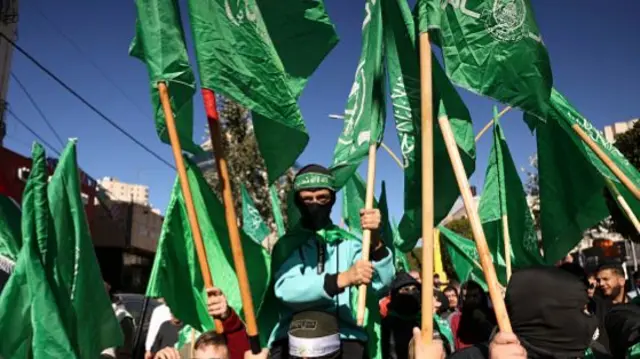 Demonstrators lift flags of the Palestinian Hamas group during a rally after the Friday prayer in Hebron city in the occupied West Bankö 15 December 2023