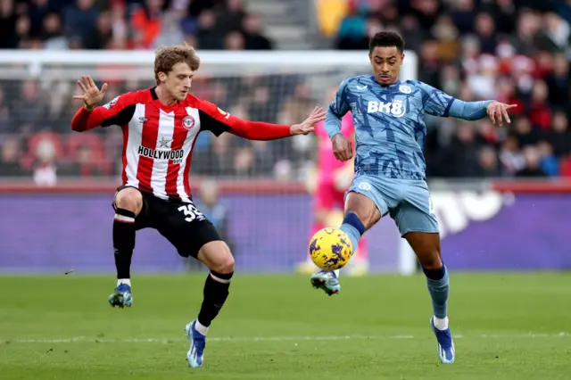 Jacob Ramsey of Aston Villa challenges for the ball with Mads Roerslev of Brentford