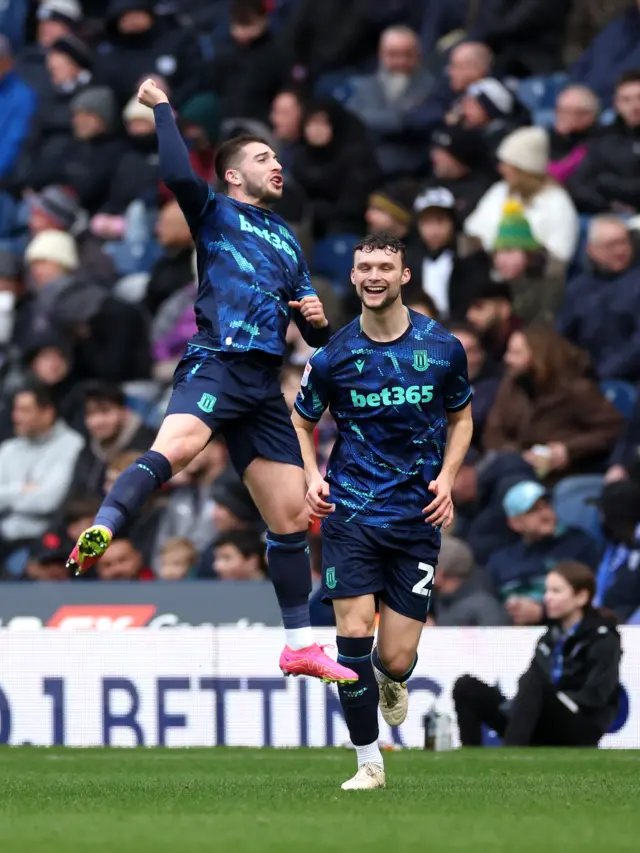 Lynden Gooch scores for Stoke