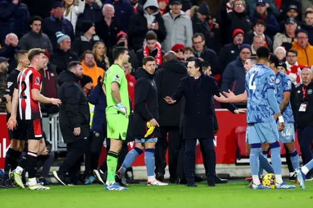 Unai Emery, Manager of Aston Villa, reacts as the players of both teams clash during the Premier League match between Brentford FC and Aston Villa