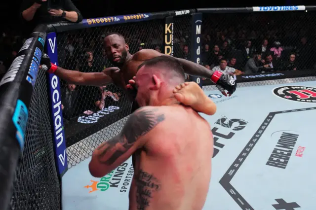 Leon Edwards head kicks Colby Covington