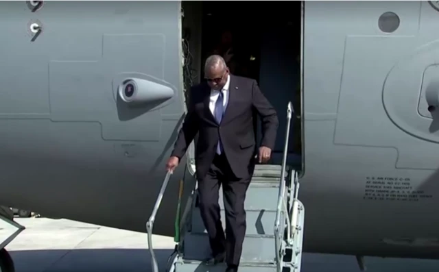 A screengrab of Lloyd Austin disembarking an aircraft in Israel