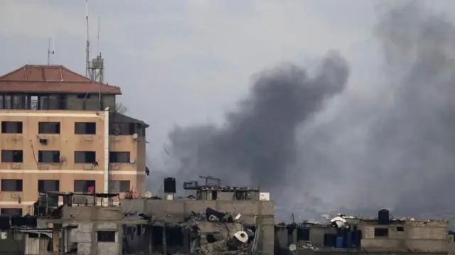 Smoke rises during an Israeli operation in Khan Younis town, southern Gaza Strip on 17 December 2023. More than 18,000 Palestinians and at least 1,200 Israelis have been killed, according to the Palestinian Health Ministry and the Israel Defense Forces (IDF), since Hamas militants launched an attack against Israel from the Gaza Strip on 07 October, and the Israeli operations in Gaza and the West Bank which followed it. Israeli air strikes on Khan Younis town in southern Gaza Strip - 17 Dec 2023