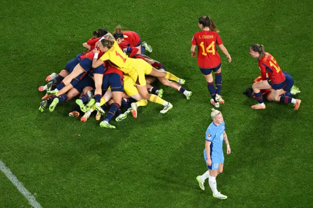 Spain celebrate winning the Women's World Cup