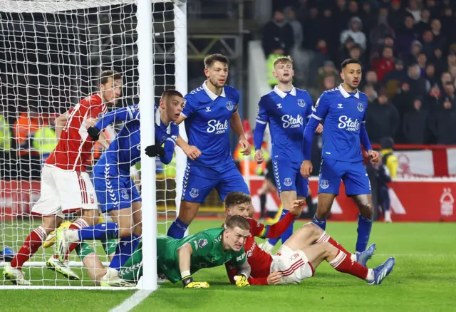 Everton and Forest players flood the goalline in Pickford's box.