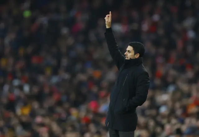 Arteta points to the sky by means of giving out instructions to his players.