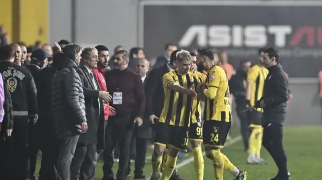 Istanbulspor president Ecmel Faik Sarıalioglu was unhappy his side were not awarded a penalty straight before Trabzonspor went 2-1 up