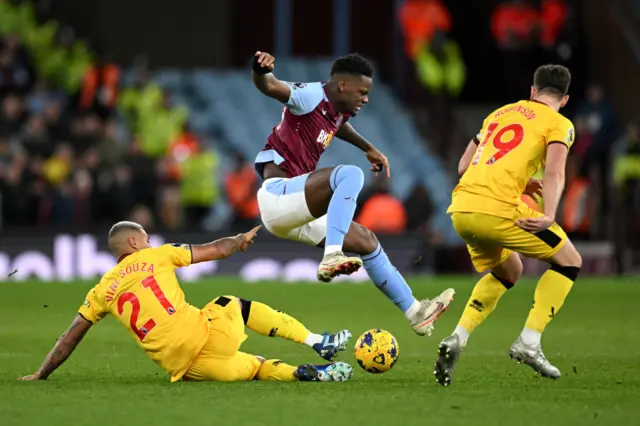 Jhon Duran being tackled