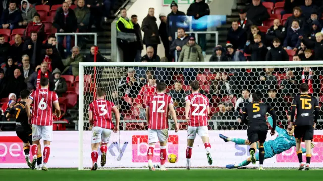 Ozan Tufan scores a penalty for Hull