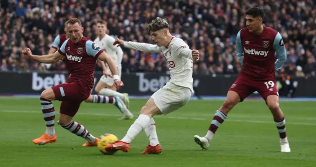 Alejandro Garnacho crosses the ball