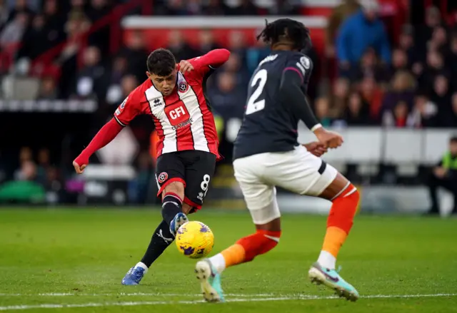 Sheffield United's Gustavo Hamer shoots toward goal