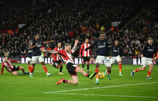 Ollie McBurnie scoring for Sheffield United against Luton