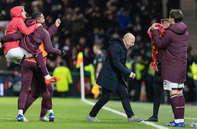 Steven Naismith and the Hearts bench celebrate