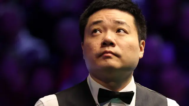 Ding Junhui looks to the sky