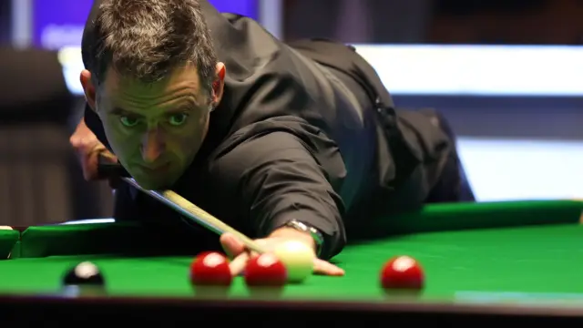 Ronnie O'Sullivan pots a red