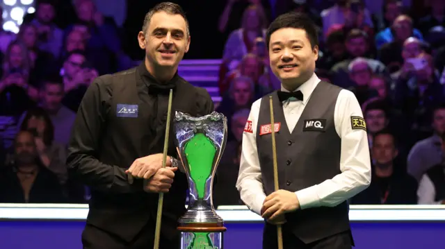 Ronnie O'Sullivan and Ding Junhui with the trophy