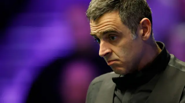 Ronnie O'Sullivan chalks his cue