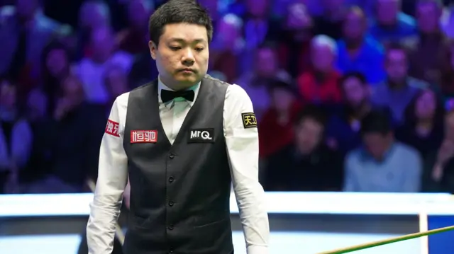 Ding Junhui looks on