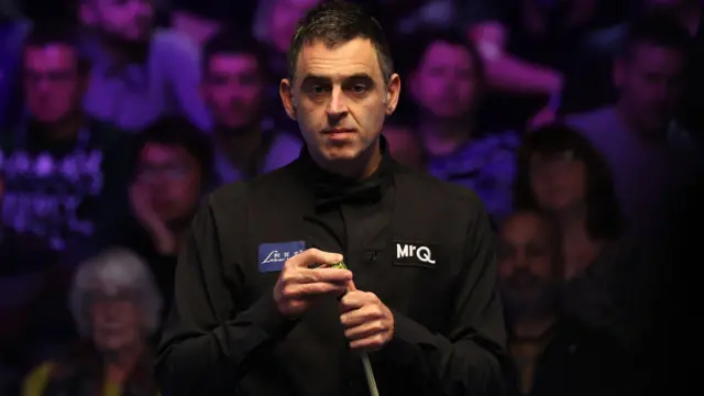 Ronnie O'Sullivan chalks his cue