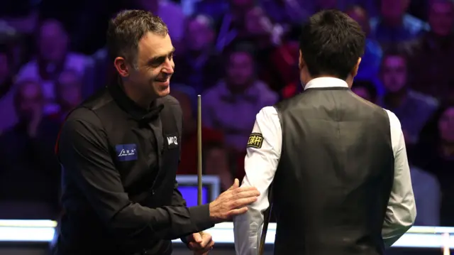 Ronnie O'Sullivan speaks to Ding Junhui