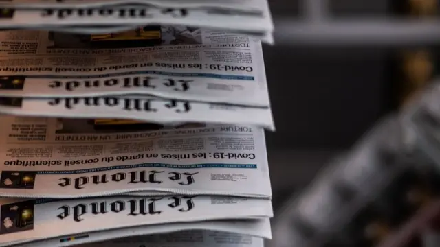 Copies of Le Monde newspaper at a kiosk in 2020.