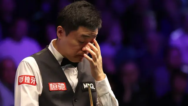 Ding Junhui scratches his face