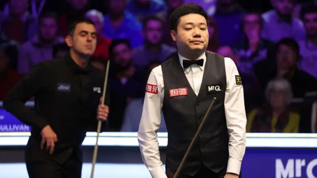 Ding Junhui looks on