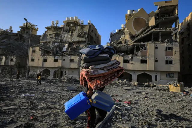 Palestinians are leaving their homes in Khan Younis, 2 December 2023