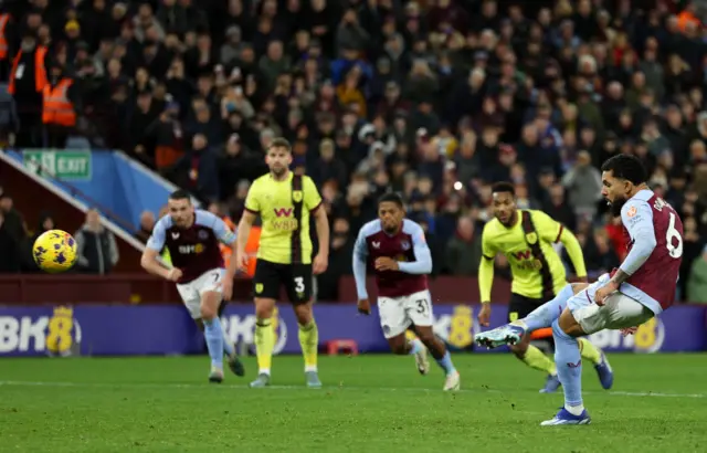 Douglas Luiz penalty