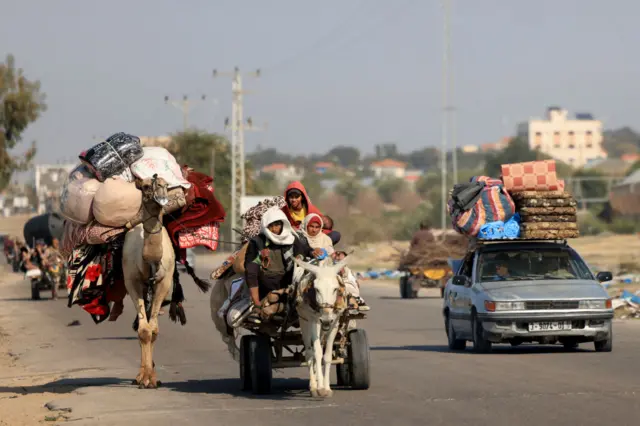 Palestinians flee from Khan Yunis to Rafah in the southern Gaza Strip on December 4, 2023