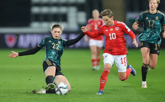 Jess Fishlock (right)