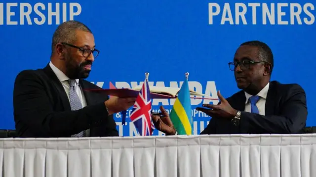 UK Home Secretary James Cleverly and Rwandan Foreign Minister Vincent Biruta sign a treaty