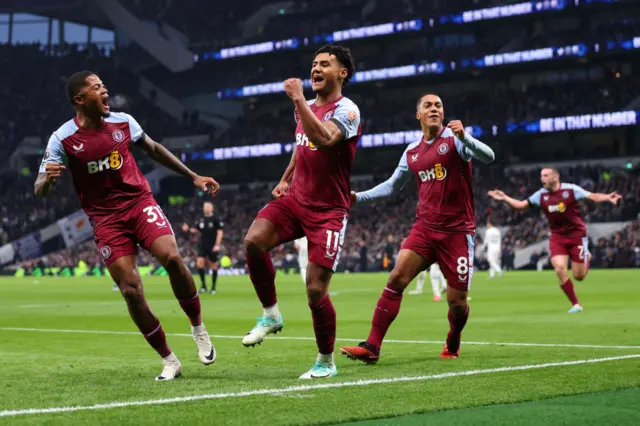 Watkins, Bailey and Tielemans celebrate the Villa goal a Spurs.