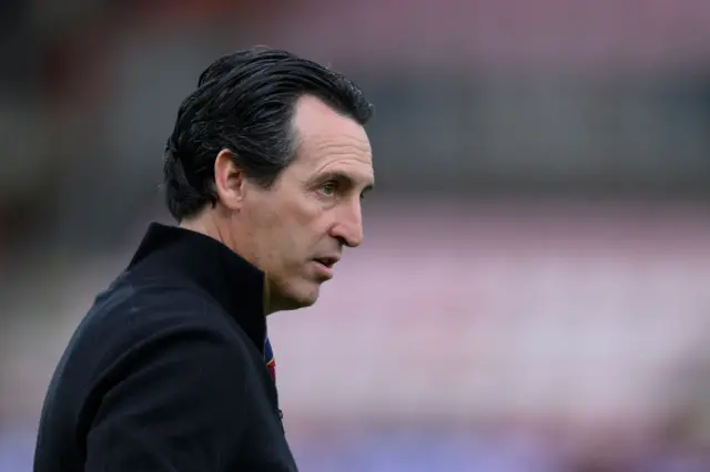 Unai Emery from side on view.