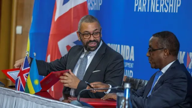 British Home Secretary James Cleverly talks with Rwandan Minister of Foreign Affairs Vincent Biruta as they sign a new treaty, in Kigali, Rwanda, December 5, 2023. The treaty will address concerns by the Supreme Court, including assurances that Rwanda will not remove anybody transferred under the partnership to another country. REUTERS/Jean Bizimana