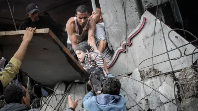 Child rescued from a building in Khan Younis, 7 December