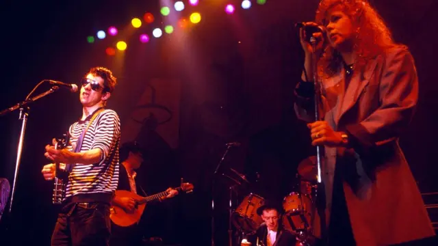 Shane Macgowan and Kirsty Maccoll on stage in 1988