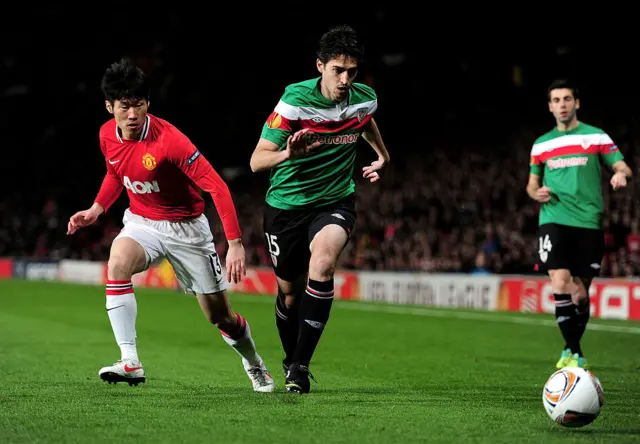 Andoni Iraola plays for Athletic Bilbao at Manchester United in 2012