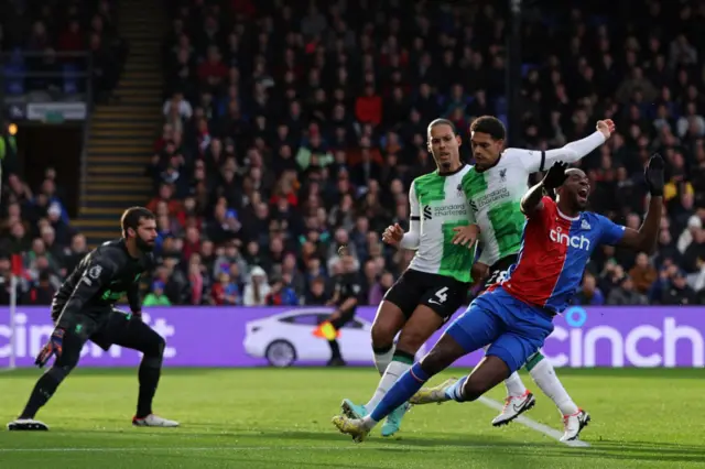 Jarell Quansah challenges Jean-Philippe Mateta