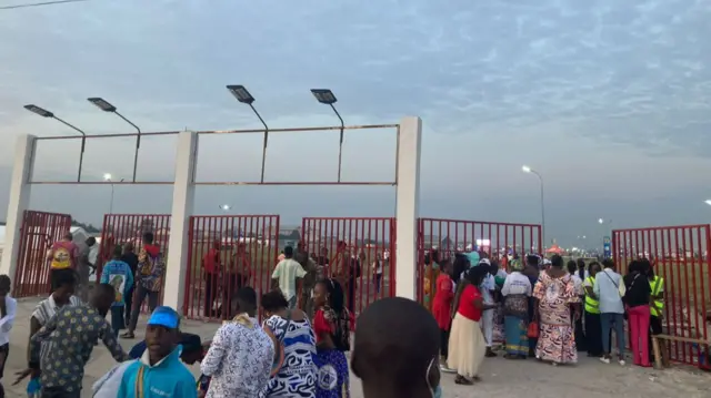 Crowd at N’dole airport