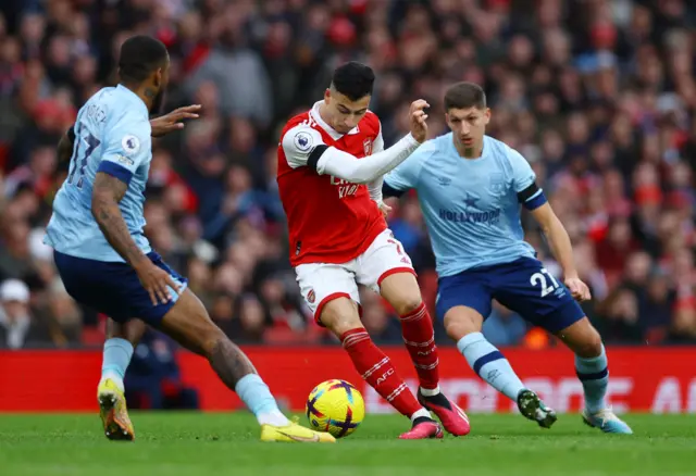 Arsenal's Gabriel Martinelli in action with Brentford's Ivan Toney and Vitaly Janelt