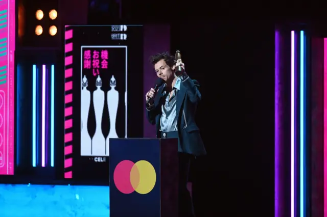 Harry Styles accepts Artist of the Year