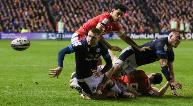 Finn Russell offload