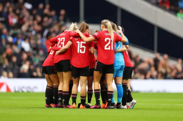 Man Utd players in a huddle