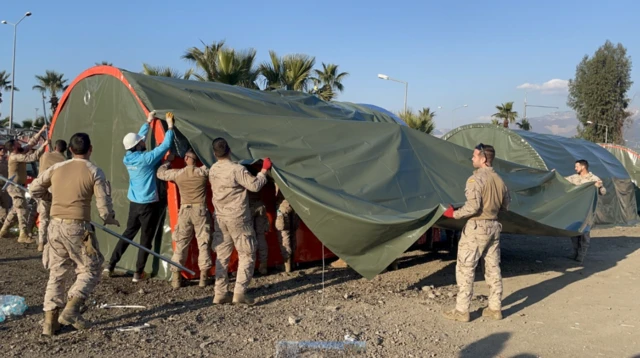 Soldiers build tents