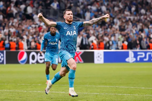 Pierre-Emile Hojbjerg celebrates in Marseille